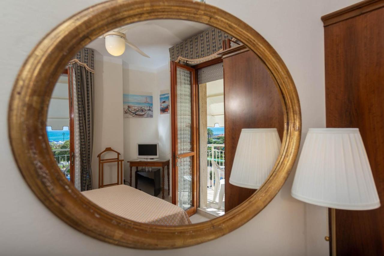 Hotel Tirreno Forte dei Marmi Exteriör bild